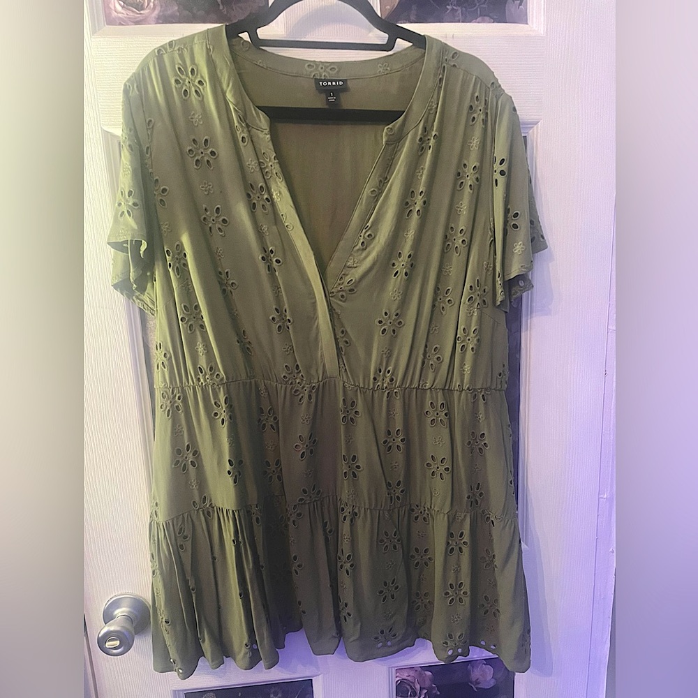 Torrid Olive Green flutter sleeve eyelet top. Torrid size 1X (14)